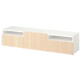Een wit en licht houten tv-meubel uit de ikeas BESTÅ collectie. Het opent compartimenten en twee lades voor opslag.