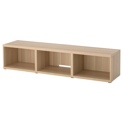Licht houten, rechthoekige tv-standaard met open planken, minimalistisch design.