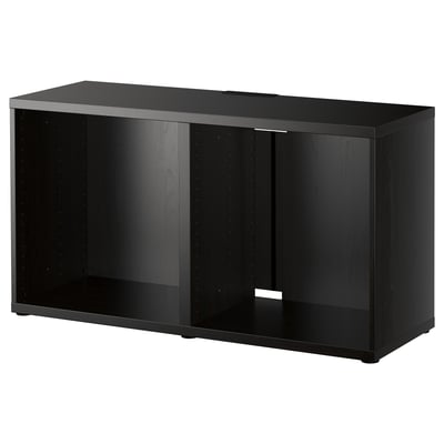 Een ikea BESTÅ zwarte tv-standaard met een open vak. Het is gemaakt van spaanplaat en heeft een minimalistisch rechthoekig ontwerp.