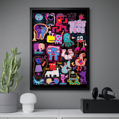 Heldere affichekunst in zwart frame, weergegeven op grijze muur, vergezeld van witte lamp, cactusplant en vr-headset met luidspreker.