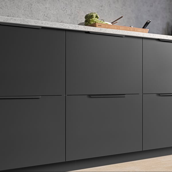 Moderne grijze keukenkasten met strakke BILLSBRO handgrepen, minimalistisch design.