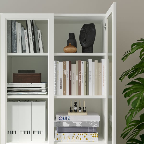 BILLY boekenkast met verstelbare planken voor boeken, spelletjes, kaarsen en een standbeeld.