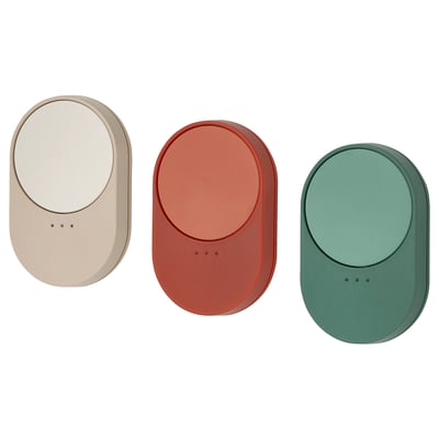 Drie ovaalvormige afstandsbedieningen: beige, roestrood en groenblauw, gemaakt van plastic voor het bedienen van smart home-apparaten.