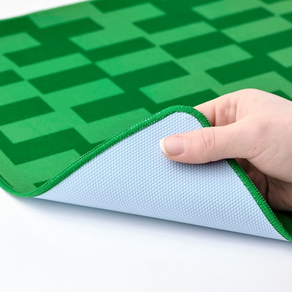 Hand opheffen groen geruite gaming muismat met witte onderkant.