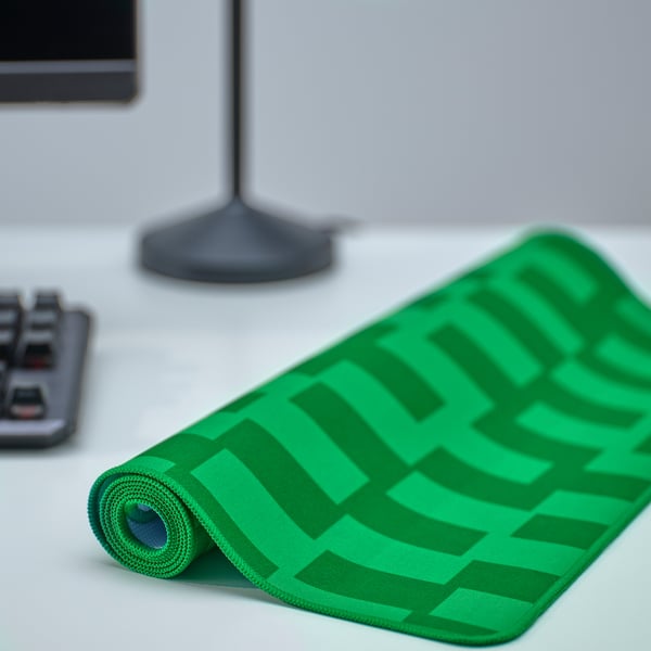 Groen geruite gaming muismat op het bureau, ideaal om te gamen.