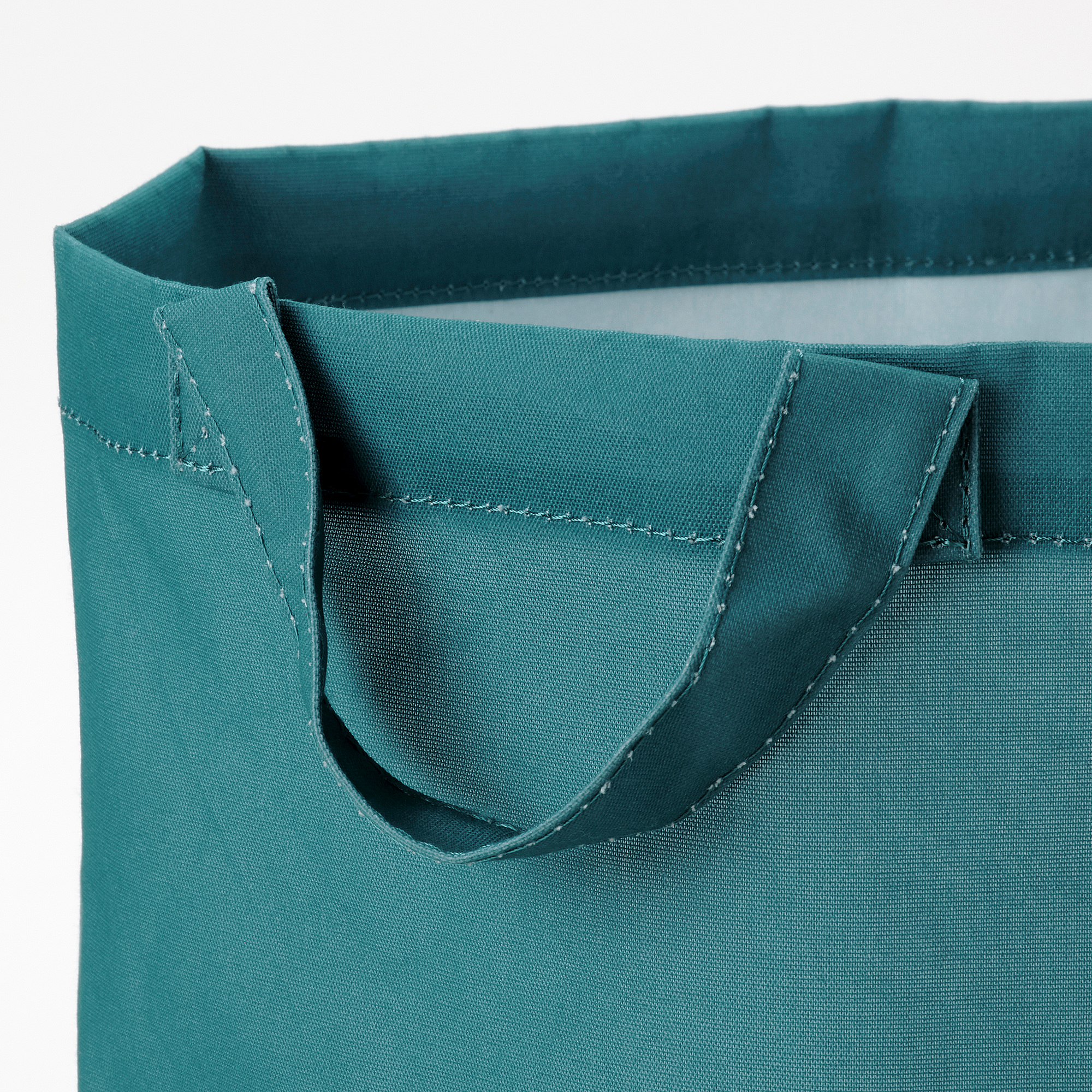 Close-up van stevige, turquoise handvatten van de opbergtas, met stiksels van topkwaliteit en duurzame stof.