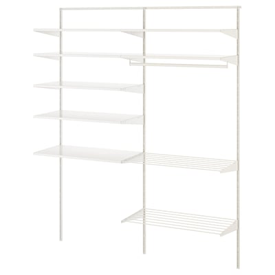 Toont een wit BOAXEL opbergsysteem voor aan de muur met meerdere planken en een droogrek, ideaal voor het organiseren van wasgoed.