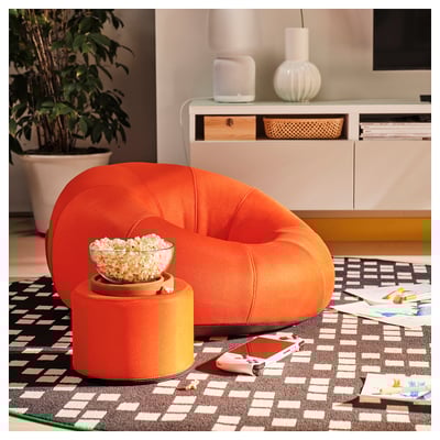 Oranje BRÄNNBOLL stoel, popcorn, controller. Installatie, tv-standaard.