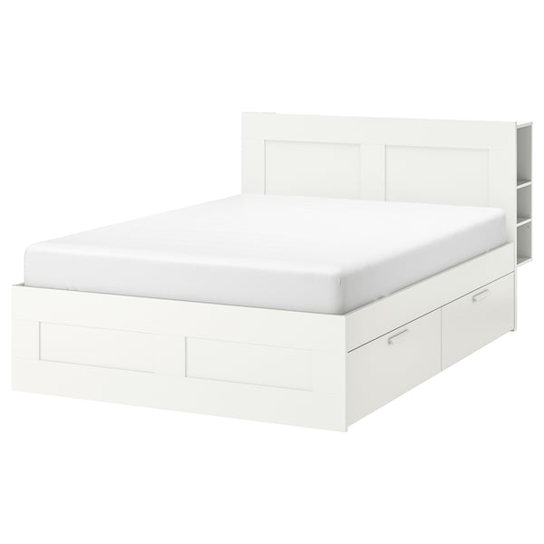 BRIMNES wit bed: modern, opbergvriendelijk bed met strakke lijnen, lades en planken aan het hoofdeinde. Ruimtebesparend, verstelbaar ontwerp in wit.