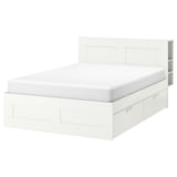 BRIMNES wit bed: modern, opbergvriendelijk bed met strakke lijnen, lades en planken aan het hoofdeinde. Ruimtebesparend, verstelbaar ontwerp in wit.