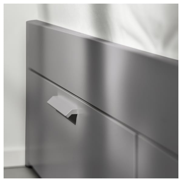 BRIMNES bedframe met grijze lades en zilveren handgrepen. Slank ontwerp voor ruimtebesparing.