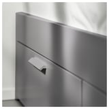 BRIMNES bedframe met grijze lades en zilveren handgrepen. Slank ontwerp voor ruimtebesparing.