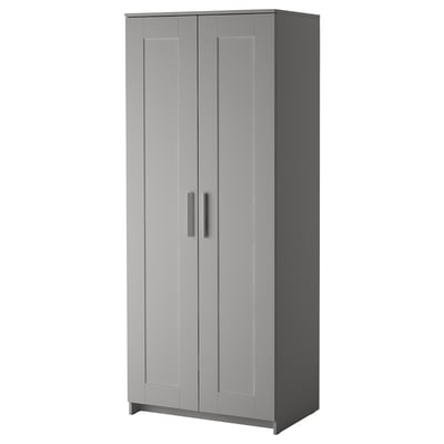 Ikea BRIMNES grijze kledingkast, rechtopstaand ontwerp, dubbele deur, handvat midden, houten materialen.