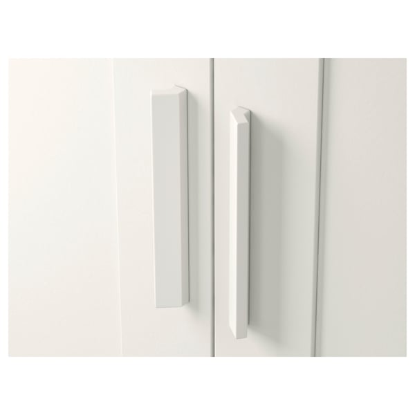 Witte kledingkast met spiegeldeur, strakke handgrepen, strakke lijnen, reflecterend oppervlak.