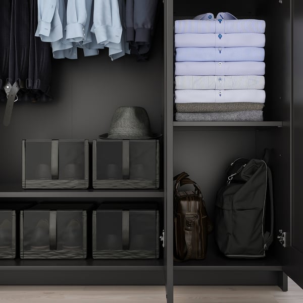 Goed georganiseerde kledingkast met hangende overhemden, opgevouwen kleding, planken en tassen. Inclusief spiegeldeur en verstelbare planken.
