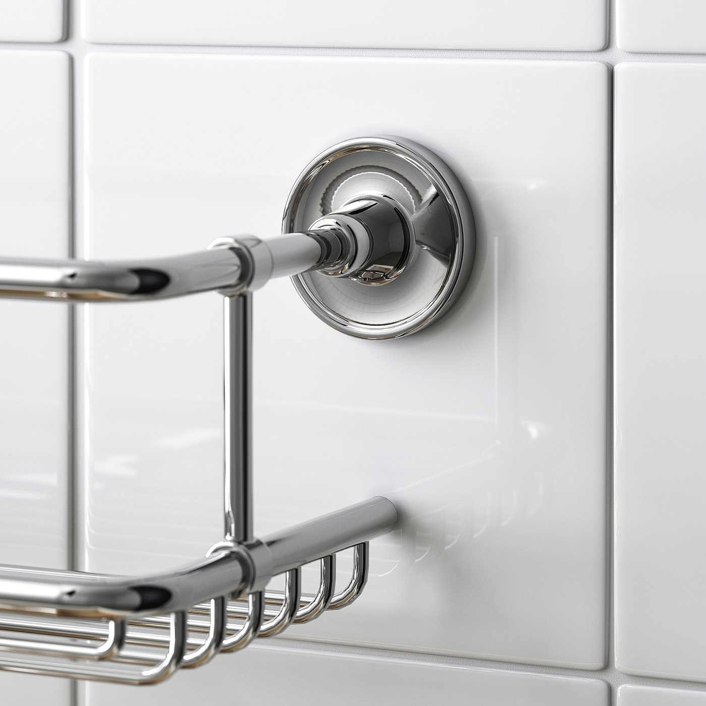 Chromen wanddoucherek met haken aan smetteloze tegels.