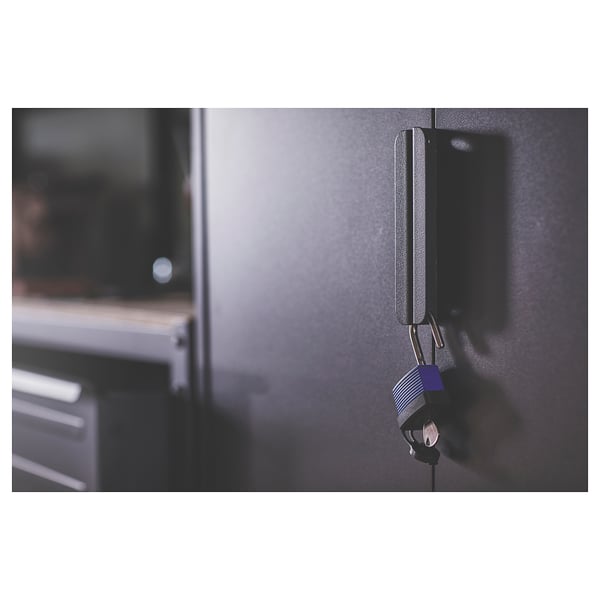 Zwart metalen opbergmeubel met slot, voorzien van twee vakken. Industrieel ontwerp met robuuste constructie, gemonteerd aan een muur.