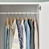 Kast met hangers met verschillende kleding, georganiseerd op stang.