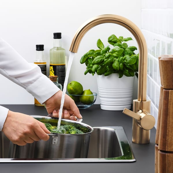 Groenen wassen onder de kraan.