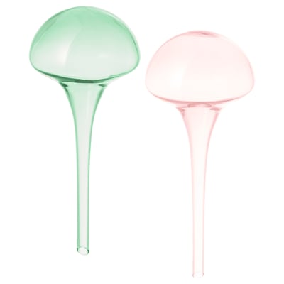 Twee kleurrijke, mondgeblazen glazen watertanden, groen en roze, met brede, koepelvormige toppen die taps toelopen naar smalle stelen. Decoratieve accessoires voor plantenverzorging.