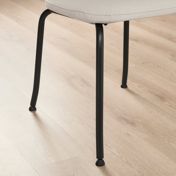 Stoel met stevige zwarte metalen poten & zachte zitting, perfect voor comfort & stijl.