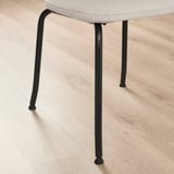 Stoel met stevige zwarte metalen poten & zachte zitting, perfect voor comfort & stijl.