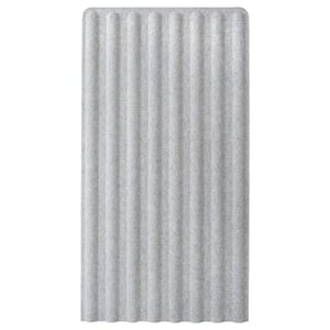 Een grijs EILIF kantoorscherm, rechthoekig, met horizontale lijnen en gemaakt van gerecycled polyester.