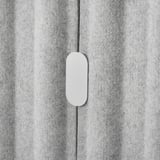 Modern kantoorscherm met slanke houder, waardoor de privacy wordt verbeterd en het geluid wordt verminderd.