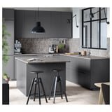 Moderne keuken met EKBACKEN grijs werkblad en bijpassende kasten, verstelbare barkrukken, hanglamp en glazen raam.