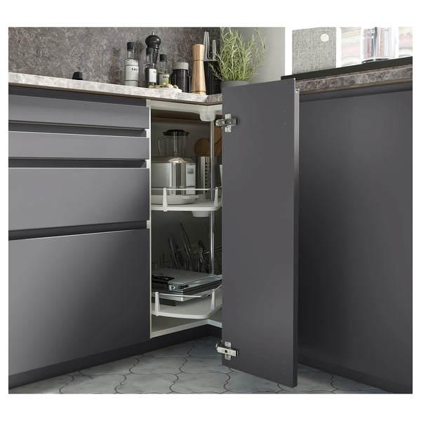 Moderne grijze keukenkast met open deur met uittrekbare planken.