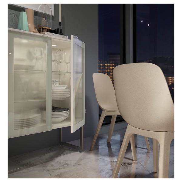 Moderne eethoek met een uitschuifbare witte tafel en beige stoelen, met een strak design en duurzame materialen.