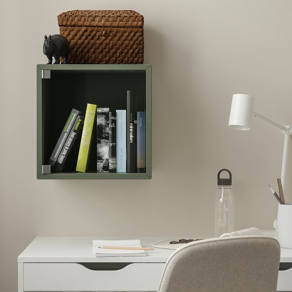 Groene EKET-plank met boeken boven wit bureau