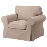 Een EKTORP fauteuil in beige met een afneembare wasbare hoes, pluche kussens en rolarmontwerp.