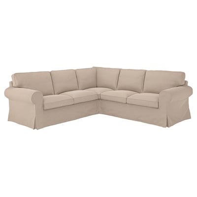 Strakke beige l-vormige bank met opgerolde armen en dikke kussens, perfect voor gezellige ruimtes.