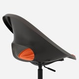 Zwarte moderne bureaustoel met strakke lijnen en oranje zitkussen, met de nadruk op ergonomisch design en comfort.