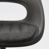 Close-up van een moderne zwarte bureaustoel, met een strak design, een gewatteerde zitting en een ergonomische rugleuning.