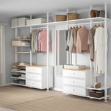 Moderne kast met ELVARLI systeem, bamboe & aluminium, georganiseerd.