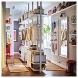 Moderne kast met planken, hangers en schoenenrekken. Wit, hout en metalen ontwerp voor efficiënte opslag.