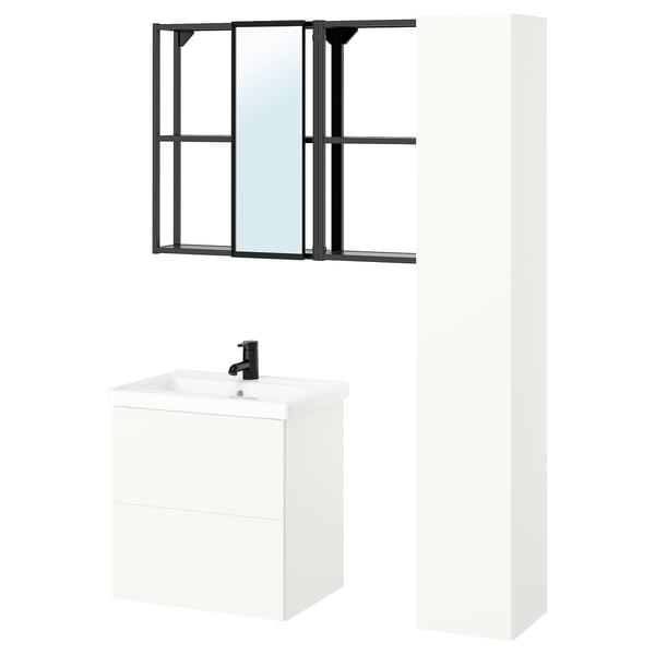 Moderne witte badkamerset met zwarte accenten, voorzien van een ijdelheid, hoge kast en wandspiegel.