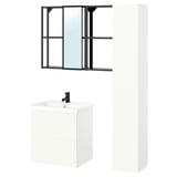 Moderne witte badkamerset met zwarte accenten, voorzien van een ijdelheid, hoge kast en wandspiegel.