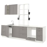 Moderne grijze keukenset met kasten, lades, gootsteen en open planken. Elegant en functioneel ontwerp met stalen handgrepen en marmeren blad.
