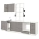 Moderne grijze keukenset met kasten, lades, gootsteen en open planken. Elegant en functioneel ontwerp met stalen handgrepen en marmeren blad.