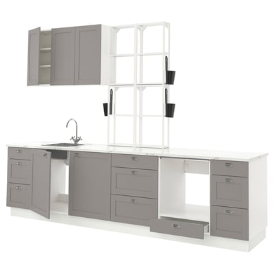 Moderne grijze keukenset met kasten, lades, gootsteen en open planken. Elegant en functioneel ontwerp met stalen handgrepen en marmeren blad.
