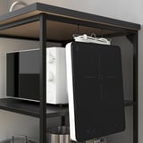Zwarte keukenplank met magnetron, tabletstandaard en ophangsnoeren.