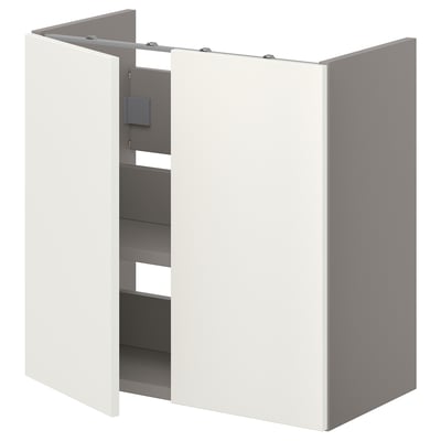 Een wit ENHET badkamermeubel met één deur open, waardoor planken binnenin zichtbaar worden. Het is rechthoekig, modern en gemaakt van spaanplaat en plastic.