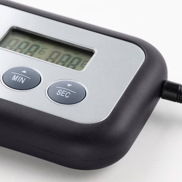 Zwarte digitale timer met zilverkleurig display en min/sec-knoppen