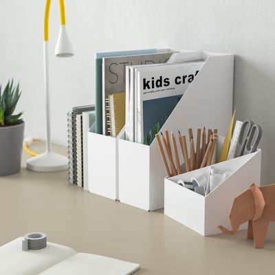 FJÄDERHARV witte bureau-organizer met 4 vakken voor pennen, scharen en boeken. Compact en toch ruim, past netjes tussen andere bureau-items.