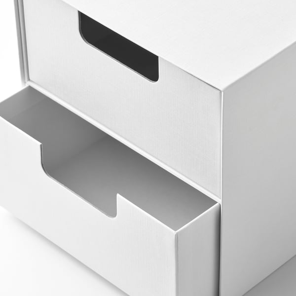 Kleine witte archiefkast met strak design en uitgesneden handgrepen, perfect om netjes op te bergen.