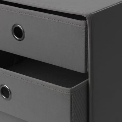 Mini-ladekast van grijze stof met stevige constructie, zichtbare stiksels en metalen ronde handgrepen.