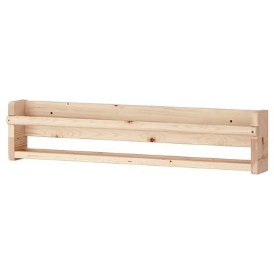 Toont een lichte houten wandplank genaamd FLISAT, ontworpen voor kinderen. Het is rechthoekig en biedt plaats aan boeken of speelgoed.